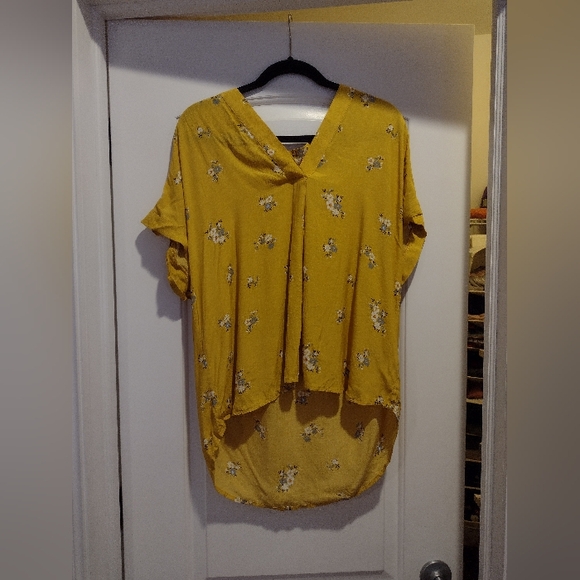 Gap yellow floral v neck blouse size large NWOT - Picture 2 of 4